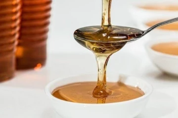 இரவு தூங்கும் முன் ஒரு ஸ்பூன் தேன் குடித்தால் என்ன நடக்கும் தெரியுமா?