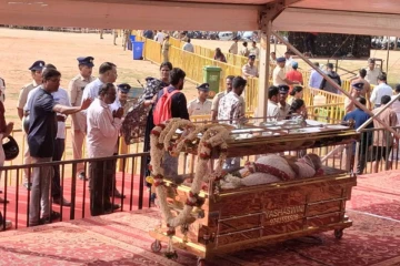 மைசூரில் பாடகி எஸ். ஜானகி உடலுக்கு பொதுமக்கள் அஞ்சலி