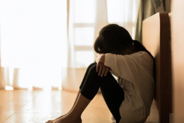 தாயார் வெளிநாட்டில் ; மதுபானம் கொடுத்து சிறுமியை சீரழித்த இரண்டாவது கணவன்