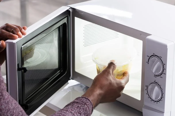 கிச்சனில் இருக்கும் இந்த பொருட்களை உடனே தூக்கி வீசுங்க...இல்லை உயிருக்கு ஆபத்து? | These Items In The Kitchen Right Away