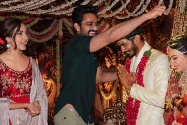 படத்தின் புரமோஷனுக்காக திருமணத்தில் கலந்துகொண்ட நடிகை ரித்து வர்மா.. புகைப்படம் இதோ | Ritu Varma In Movie Promotion