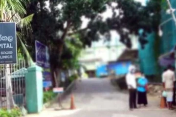 යකඩ පොලු මුගුරු සහිතව නිවසට කඩා පැන්න "මාපිලා" ඇතුළු මැරයෝ