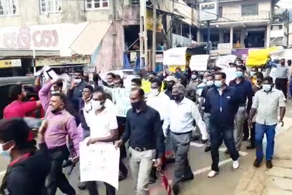 அரசுக்கு எதிராக ஆர்பாட்டத்தில் ஈடுபட்டுள்ள பொதுமக்கள் (Photos) | Civilians Protesting Against The Government
