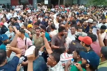 இவர்களை அடித்து துரத்த வேண்டும் ; மின்சார சபை ஊழியர்களால் ஆத்திரமடைந்த பொதுமக்கள்