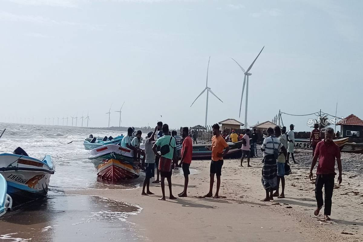 இந்தியாவிலிருந்து சட்டவிரோதமாக கடலட்டை கத்திய 26 பேர் கைது - கடற்படையினரின் அதிரடி நடவடிக்கை | 26 People Arrested Importing Sea Cucumbers இந்தியாவிலிருந்து சட்டவிரோதமாக கடலட்டை கத்திய 26 பேர் கைது - கடற்படையினரின் அதிரடி நடவடிக்கை | 26 People Arrested Importing Sea Cucumbers