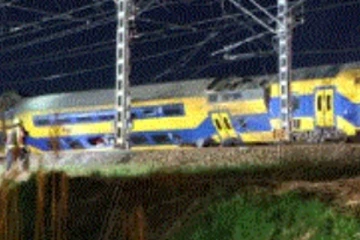 නෙදර්ලන්තයේ දුම්රිය දෙකක් එකිනෙක ගැටීමෙන් සිදු වූ දුම්රිය අනතුර..