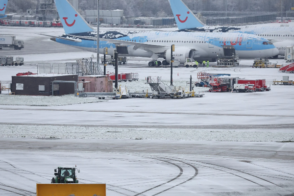 மோசமான வானிலையால் பிரித்தானியாவில் விமான சேவைகள் பாதிப்பு! | Air Services In Britain Affected By Bad Weather