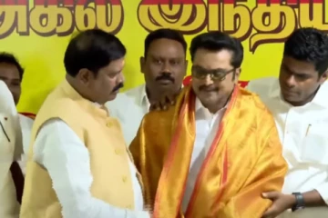 பரபரக்கும் தமிழக அரசியல் களம் - பாஜகவில் கட்சியை இணைத்த சரத்குமார்