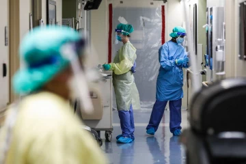 5 மாதங்களாக வீடுகளுக்கு செல்லவில்லை! வேதனையால் இலங்கை மக்களிடம் கும்பிட்டு கேட்கும் வைத்தியர்