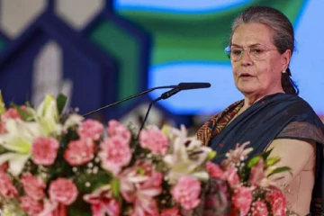 அரசியலில் இருந்து ஓய்வு பெறுகிறாரா சோனியா காந்தி...!