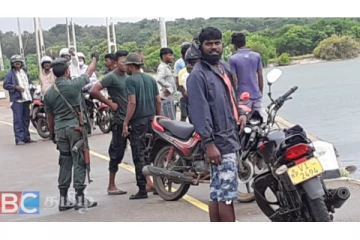 வேகக்கட்டுப்பாட்டை இழந்து நாயாற்று பாலத்திற்குள் பாய்ந்த வாகனம்