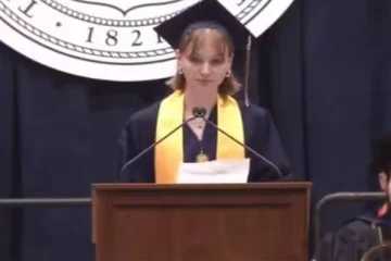 எனது கல்விக் கட்டணம் இனப்படுகொலைக்கு செலவழிக்கப்படுகிறது: பட்டமளிப்பு விழாவில் குமுறிய மாணவி