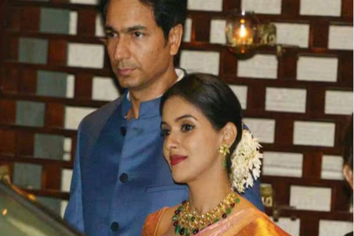 7 வயதிலே 12 மொழிகளை பேசி அசத்தும் நடிகை அசினின் மகள் | Asin Daughter Arin Speaks 12 Languages At Age Of 7 7 வயதிலே 12 மொழிகளை பேசி அசத்தும் நடிகை அசினின் மகள் | Asin Daughter Arin Speaks 12 Languages At Age Of 7