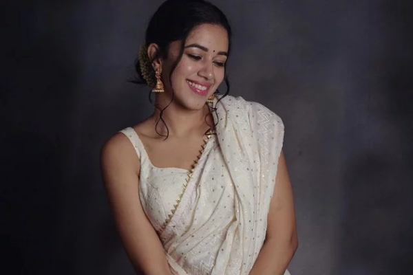 மாலத்தீவில் டிரான்ஸ்பெரண்ட் ஆடையில் மார்க்கமான போஸ்.. இளசுகளை சுண்டி இழுக்கும் விஷால் பட நடிகை | Mirnalini Ravi Latest Hot Photoshoot