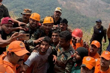 மலைக்குன்றில் இருந்து மீட்கப்பட்ட இளைஞர்: கேரள அரசின் அதிரடி முடிவு!