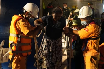 ஆபத்தான பயணத்தின் போது கடலில் சிக்கிய 303 இலங்கையர்கள்! பதறும் உறவினர்களின் குரல் (Video)