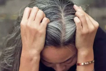 நரை முடி பிரச்சினையால் தொடர்ந்து அவதியா? சீக்கிரமா சரிசெய்ய இந்த இரண்டு பொருளை தடவுங்க!