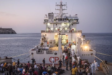 இத்தாலி அருகே கடலில் மூழ்கி 8 புலம்பெயர்ந்தோர் மரணம்; 40 பேர் கப்பலில் இருந்து மீட்பு