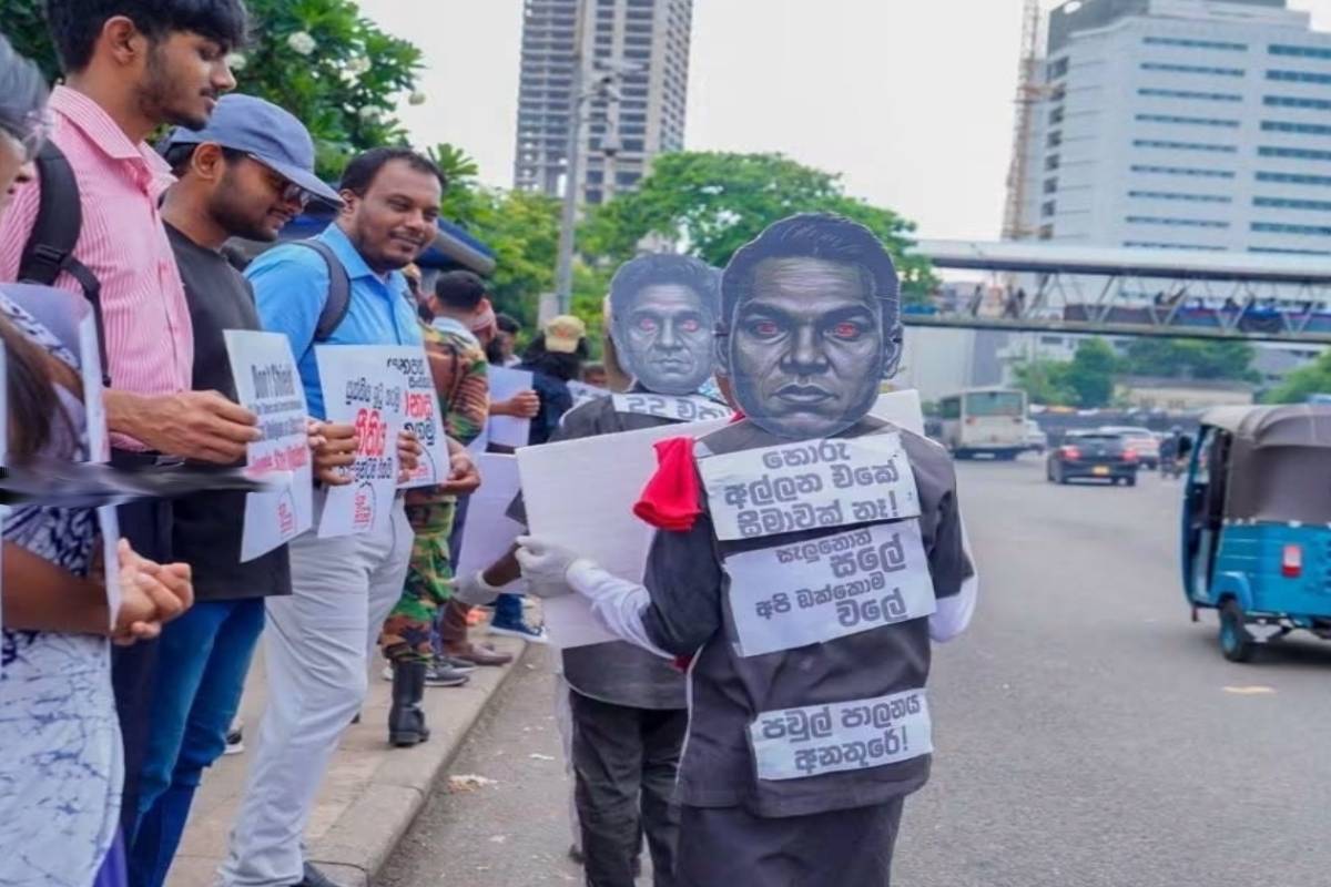 “வெள்ளை உடை… கறுப்பு நோக்கம்!” ; கொழும்பில் இளைஞர்களின் நூதனப் போராட்டம் | White Attire Dark Intent Nov Protest Youth Colombo “வெள்ளை உடை… கறுப்பு நோக்கம்!” ; கொழும்பில் இளைஞர்களின் நூதனப் போராட்டம் | White Attire Dark Intent Nov Protest Youth Colombo