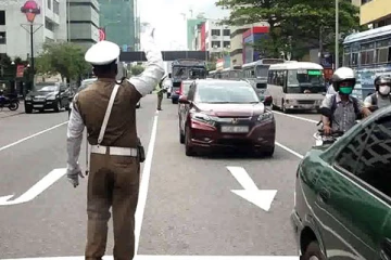 கொழும்பு கண்டி வீதியில் விபத்து; 13 பேர் படுகாயம்