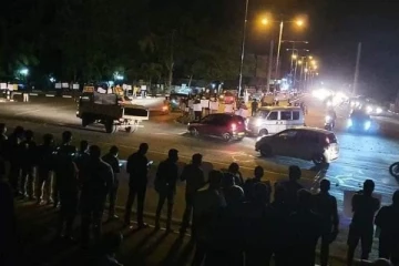 ஜனாதிபதியின் வீட்டு வளாகத்தில் முப்படையினர் குவிப்பு! விசேட அதிரடிப்படையினரின் தாக்குதலில் பலர் காயம் (VIDEO)