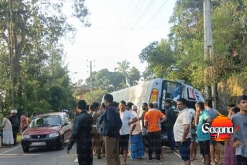 සීට් එකේ දොර විවර වුණ පාර රියදුරු කලබල වෙලා - මඟීන්ට මරණය පෙන්වමින් පෙරලුනු බස් රථයෙන් ඇහෙන කතාව[UPDATE]