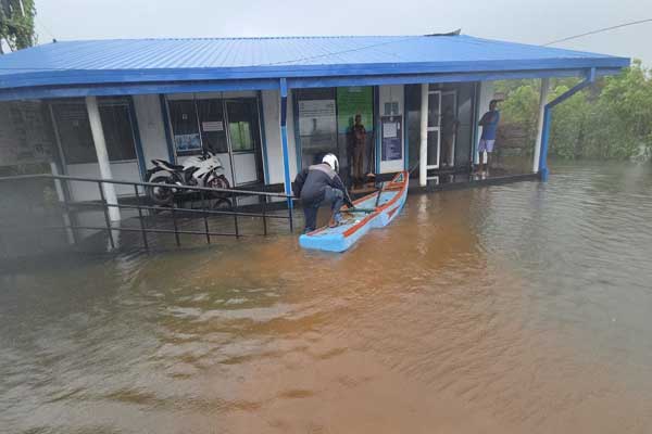 வெள்ளத்தில் மூழ்கியது யாழ் பலாலி பொலிஸ் நிலையம் | Jaffna Palaly Police Station Submerged In Floods வெள்ளத்தில் மூழ்கியது யாழ் பலாலி பொலிஸ் நிலையம் | Jaffna Palaly Police Station Submerged In Floods