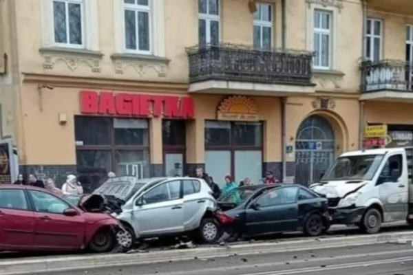 மக்கள் கூட்டத்தின் மீது அசுர வேகத்தில் பாய்ந்த வாகனம்... பலரது நிலை கவலைக்கிடம் | Car Ploughs Into Crowd Of People 17 Injured மக்கள் கூட்டத்தின் மீது அசுர வேகத்தில் பாய்ந்த வாகனம்... பலரது நிலை கவலைக்கிடம் | Car Ploughs Into Crowd Of People 17 Injured