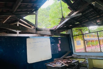 திடீரென இடிந்து விழுந்த 50 வருட பாடசாலை கட்டிடம்; நத்தார் லீவால் தப்பிய 200 மாணவர்கள்!