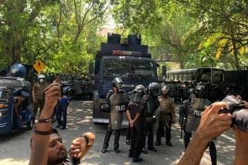 கொழும்பில் நிதி அமைச்சை நோக்கி பாரிய ஆர்ப்பாட்டம்! முன்னேற முற்படும் போராட்டக்காரர்கள் - தயார் நிலையில் பொலிஸார்(Video)