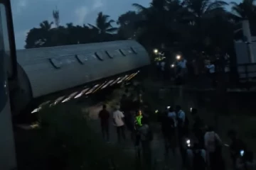 බිහිසුණු අනතුරක් - දුම්රියක් පීලි පැනීමත් සමඟ මැදිරියක් පෙරළෙයි - පුද්ගලයෙකුට තුවාල [VIDEO]