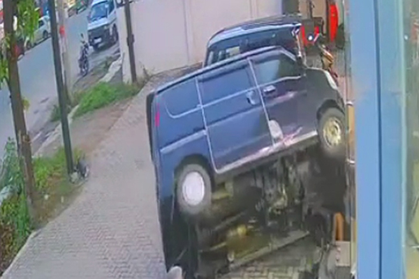 திடீரென முன்னோக்கி சென்று விபத்தை ஏற்படுத்திய வேன்! | Van Suddenly Went Forward And Caused The Accident