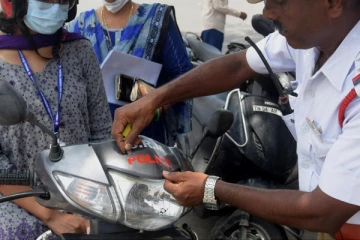 வாகன ஓட்டிகளே உஷார்; ஸ்டிக்கர் ஒட்டுவதில் கட்டுப்பாடு - இன்று முதல் அமல்!