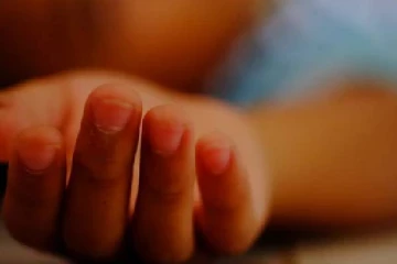 வீட்டுச் சுவரில் சிக்கி பலியான குழந்தை