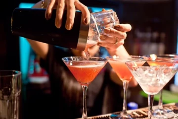 காக்டெய்ல்களில் சொந்த இரத்தத்தை கலந்து கொடுத்த ஜப்பானிய பெண்