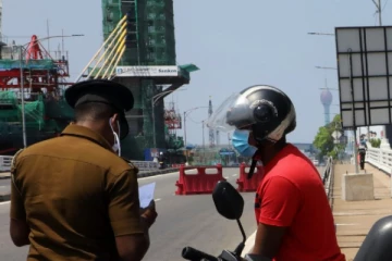 பணியில் ஈடுபட்டிருந்த பொலிஸ் பொறுப்பதிகாரி மீது மோதிய வேன்