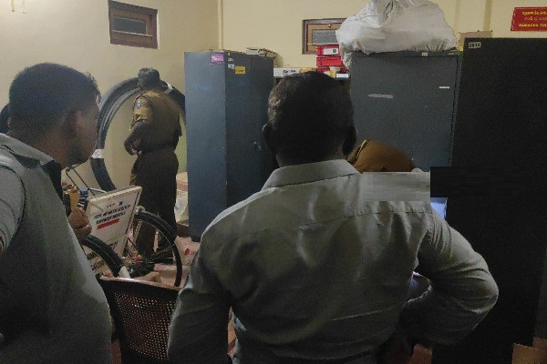 பிரதேச செயலரை வேண்டுமென்றே பழிவாங்கும் காவல்துறை - போராட்டத்தில் ஊழியர்கள்! - ஐபிசி தமிழ்