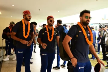 துபாய் புறப்பட்ட இந்திய வீரர்கள்- சூடு பிடிக்கும் ஐபிஎல் களம்