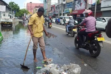 பொறுப்பற்றவர்களால் வெள்ளத்தில் மிதந்த யாழ் பேருந்து நிலையம்(Photos)