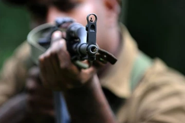 පසුගියදා මංකොල්ලයක් සිදු කල පුද්ගලයා පොලිස් වෙඩි පහරින් මරුට..