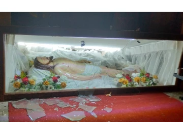 யாழில் தேவாலயத்தை அடித்துடைத்த விசமிகள்(Photos)