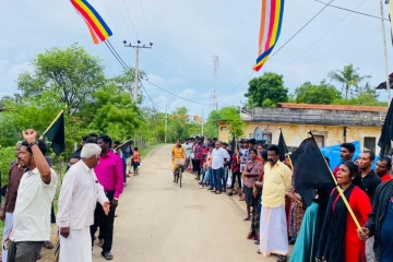 யாழ் தையிட்டி விகாரையை புகைப்படம் எடுத்த இளைஞர்கள் கைது