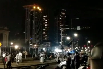 ஆவேசத்தின் உச்சத்திலுள்ள மக்களின் முற்றுகைக்குள் ஜனாதிபதி செயலகம் (Video)