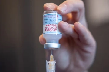 இரண்டு வெவ்வேறு நிறுவன தடுப்பூசிகளைப் பெற்றுக்கொண்டதால் வேலையிழந்துள்ள கனேடியர்கள்