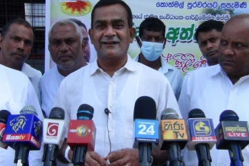 அமைச்சரவையை மாற்றுவதால் பிரச்சினைகள் தீரப்போவதில்லை: திஸ்ஸ அத்தநாயக்க (Photos)
