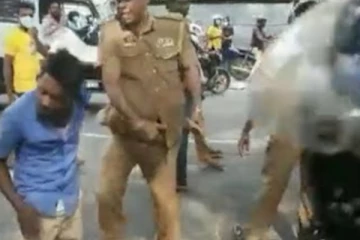 ගෑස් ඉල්ලා හඬ නැගූ පුද්ගලයකුට අනුරාධපුරයේදි පොලීසියෙන් පහරදුන් වීඩියෝව.. (VIDEO)