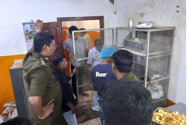 யாழில் உள்ள உணவகங்களில் திடீர் பரிசோதனை! முறைகேடான உணவுகள் கண்டுபிடிப்பு (படங்கள்) | Food Prices Reduction In Restaurants Jaffna