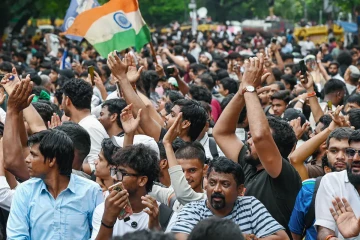 “අප වැනි ගොවි පවුල්වල දරුවන්ට මෙවැනි ඉහළ ගාස්තු ගෙවිය හැකිද'' ඉන්දිය තරුණයන් හඩ අවදි කරයි