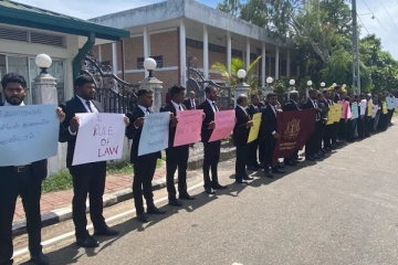 மட்டக்களப்பு மாவட்ட சட்டத்தரணிகள் கவன ஈர்ப்பு போராட்டம்: விடுக்கப்பட்ட கோரிக்கை (Photos)