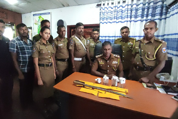 புதுக்குடியிருப்பில் கொள்ளை மற்றும் வாள்வெட்டில் ஈடுபட்ட பலர் கைது (Photo) | Arrest Of People Involved Robbery